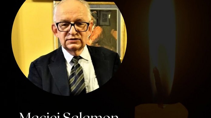 Portret prof. Macieja Salamona oraz napis „Maciej Salamon, 1946–2026” na czarnym tle z motywem zapalonej świecy żałobnej.